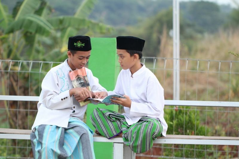 Arti Lagu Cintamu Sepahit Topi Miring: Makna Lirik dan Cerita di Baliknya