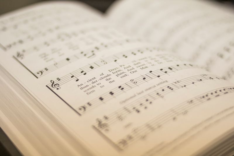 Chord Monolog: Kunci Dasar dan Makna Liriknya