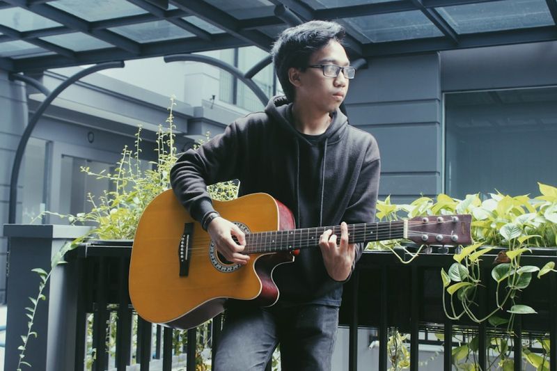 Chord Sedia Aku Sebelum Hujan: Kunci Dasar dan Makna Liriknya